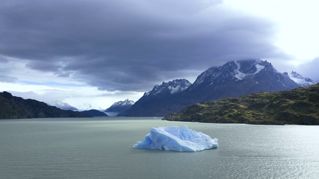 时光流逝的灰色冰川和灰色湖泊视频素材