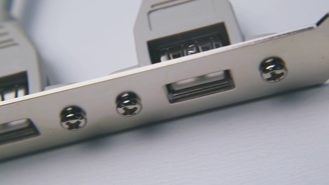 内置usb集线器与金属板位于白色背景视频素材