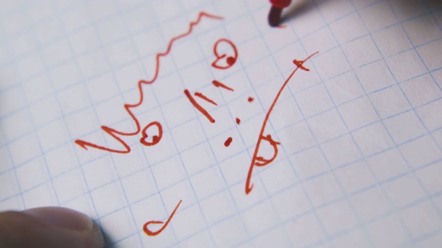 男子在纸上用红色标记写上感叹号视频下载