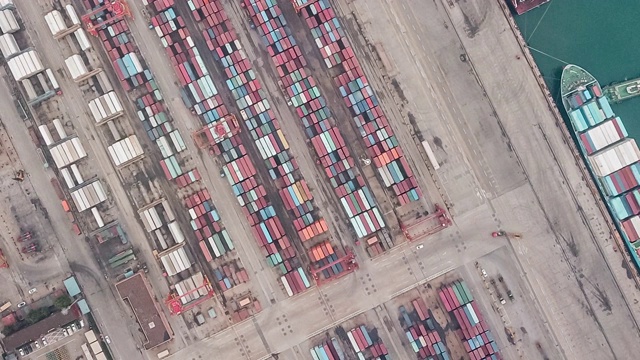 T/L无人机视角与集装箱船繁忙的工业港口视频素材