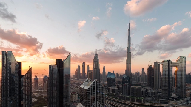 T/L鸟瞰图迪拜天际线在日出/迪拜，阿联酋视频素材
