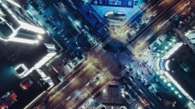 T/L PAN无人机夜间城市街道十字路口的视角视频素材