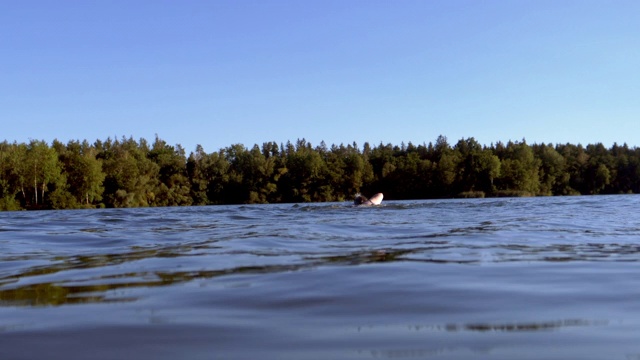 老年妇女在湖里游泳视频素材