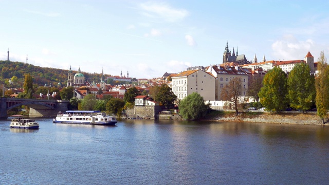 伏尔塔瓦河和赫拉德卡尼山构成的布拉格天际线视频下载
