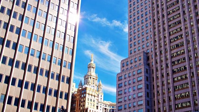 典型的纽约天际线。旧复古风格建筑和公司摩天大楼的概念。视频素材