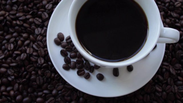 咖啡杯和咖啡豆视频素材