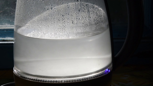 特写水在旧透明水壶视频素材