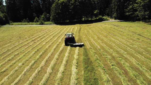 无人机在拖拉机上割草视频素材