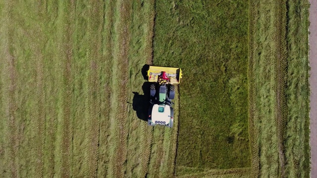 无人机在拖拉机上割草视频素材