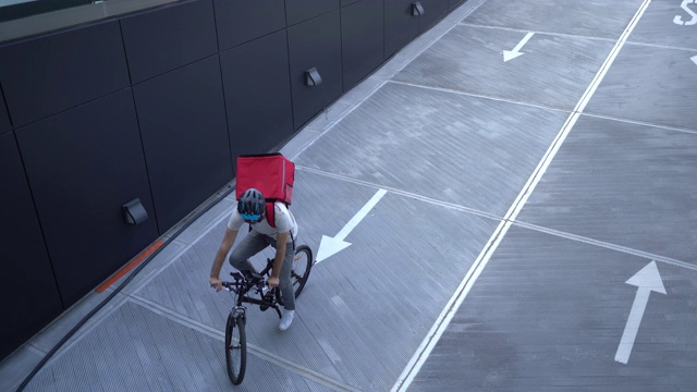送餐员将骑自行车送餐视频素材