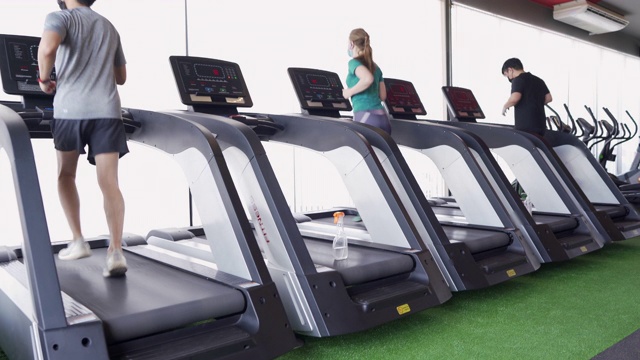 社交距离——在健身房的跑步机上跑步视频下载
