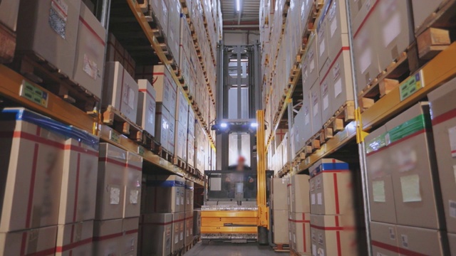 大型工业仓库，仓库机械的移动，叉车重新整理仓库的箱子视频下载