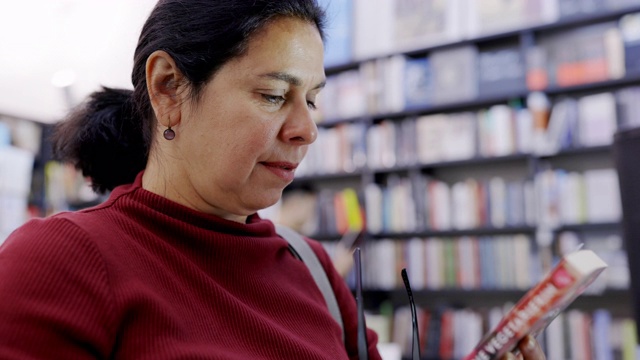 一个在书店找书的女人视频素材
