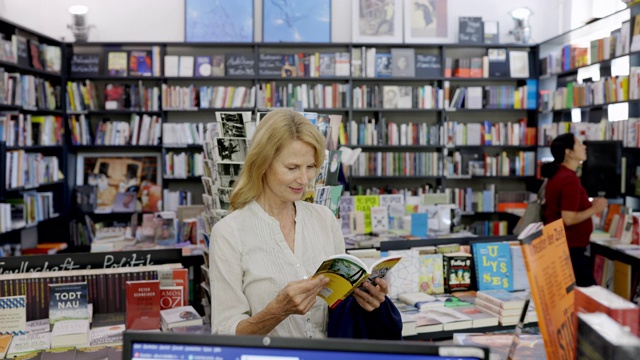 成熟的女人在书店看书视频素材