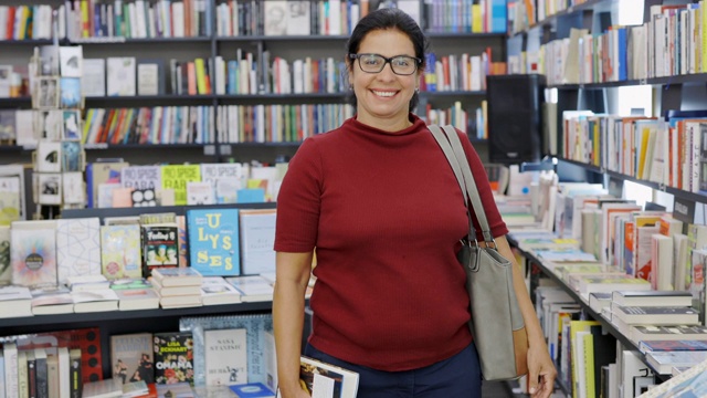 书店里一个快乐成熟的女人的肖像视频素材