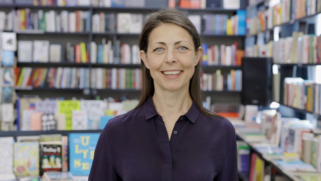 书店里一位快乐的资深女士的肖像视频下载
