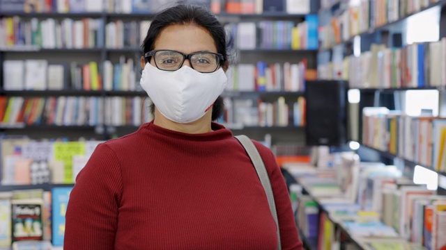 书店里戴着面具的成熟女人视频素材