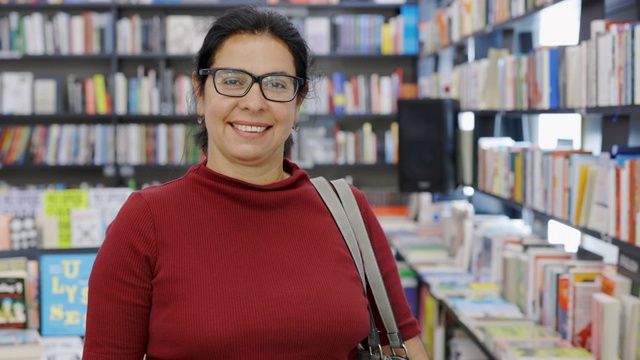 书店里快乐的女顾客视频素材