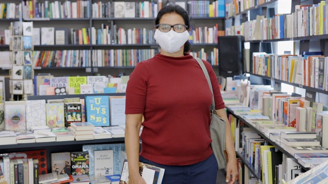 书店里戴口罩的女顾客视频素材