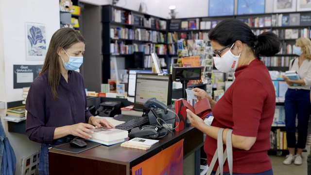 流行期间顾客在书店买书视频下载