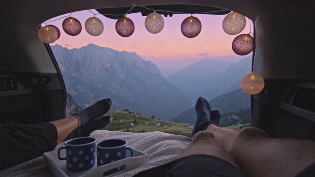 SLO MO露营者夫妇在汽车后备箱享受傍晚茶视频素材