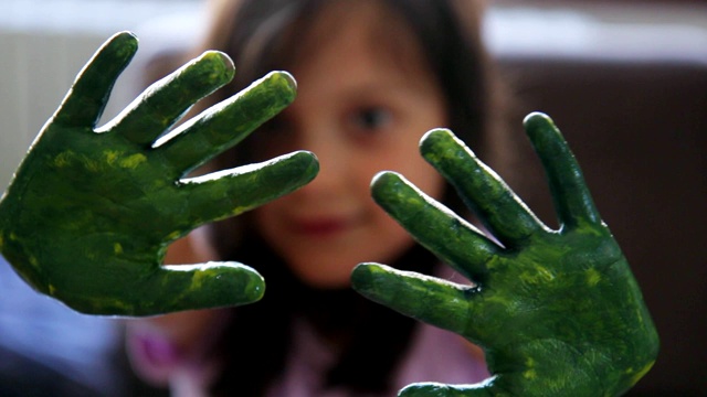 女孩双手沾满绿色油漆视频下载