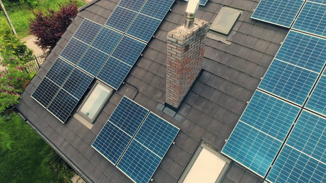 屋顶上有太阳能板。鸟瞰图。视频素材