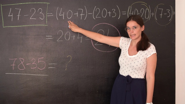 女教师教数学和使用黑板视频下载