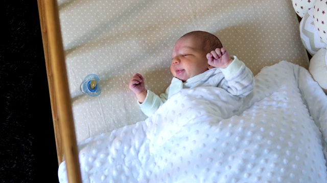 刚出生的男婴躺在家里休息视频素材