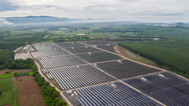 镜头4k鸟瞰图无人机hyperapse太阳能农场面板。清洁能源和环境保护视频素材