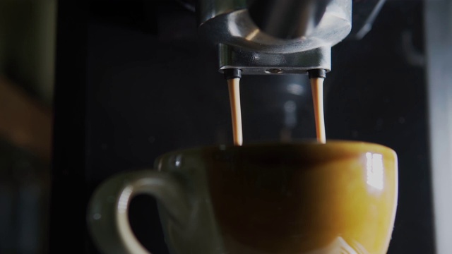 煮热咖啡，意式浓缩咖啡或美式咖啡。股票视频视频素材