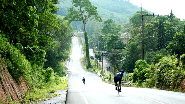 假日里，骑自行车的人在一条山路上骑车视频下载
