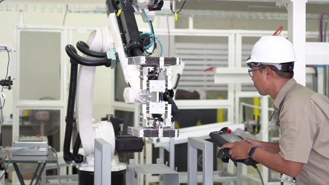 工程师安装自动机器人手臂。视频素材