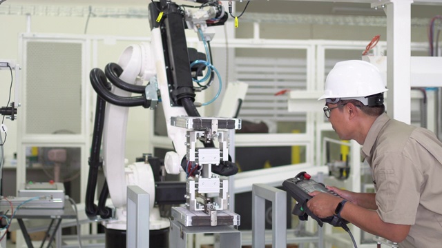 工程师安装自动机器人手臂。视频素材