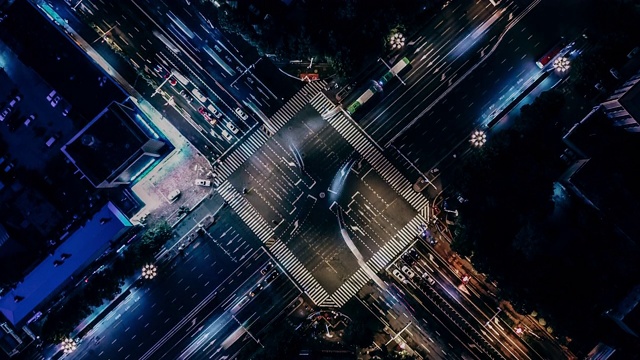 T/L PAN无人机夜间城市街道十字路口的视角视频素材
