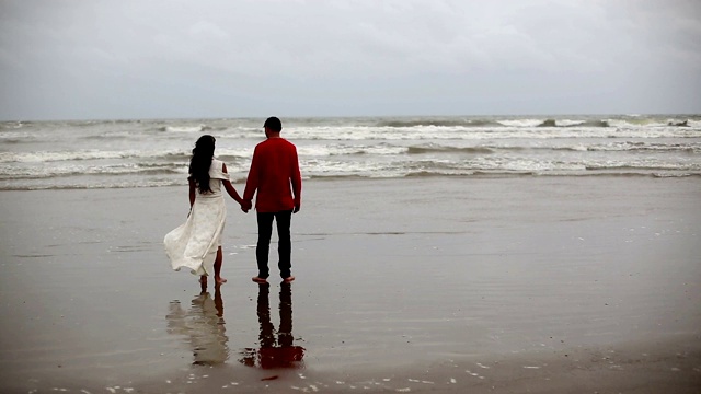 情侣们在热带沙滩上享受新鲜空气视频素材