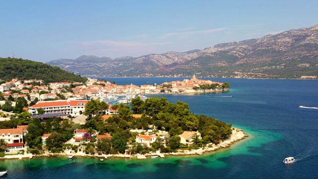 克罗地亚亚得里亚海附近的科尔库拉岛和著名的老城的航拍镜头视频素材