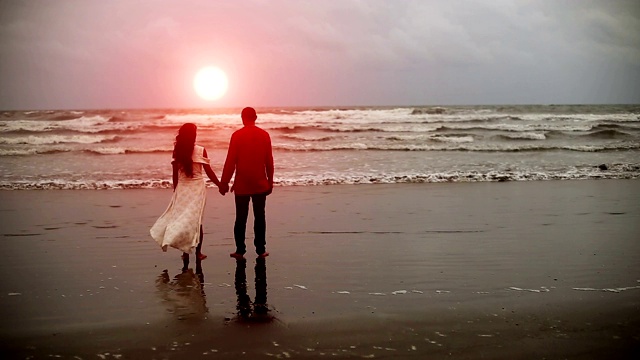 情侣享受新鲜的热带沙滩在日落时间视频素材