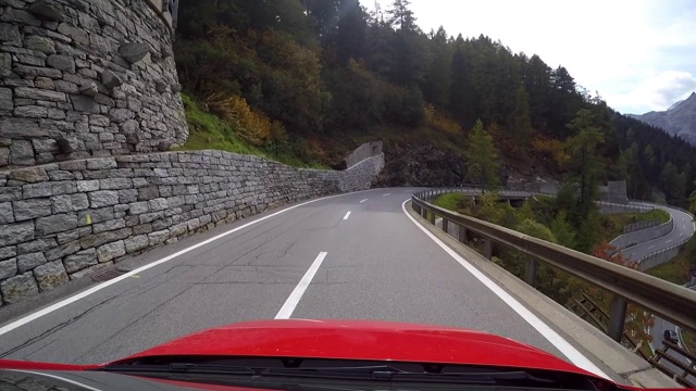 汽车的观点，沿着马洛加pass，瑞士视频素材