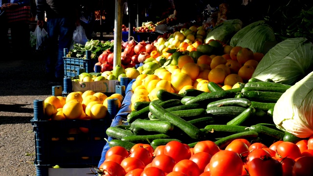 土耳其切斯梅阿拉卡蒂省跳蚤市场上出售的新鲜蔬菜视频下载