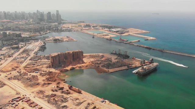无人机拍摄的贝鲁特港和周边地区显示了大规模爆炸造成的破坏。视频下载