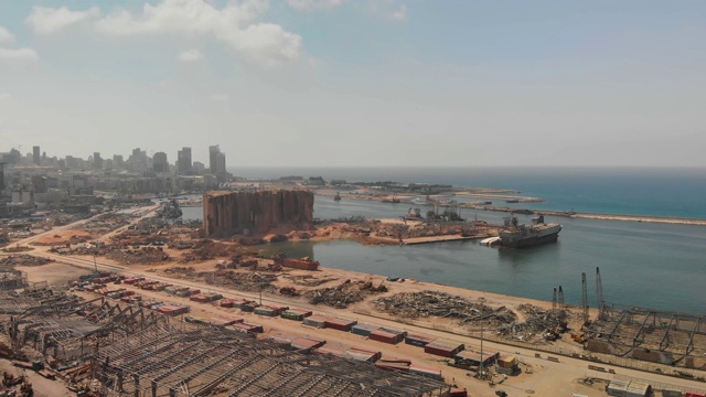 无人机拍摄的贝鲁特港和周边地区显示了大规模爆炸造成的破坏。视频素材