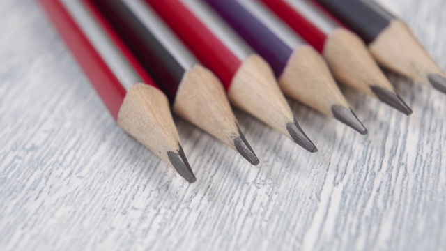 收集的彩色石墨铅笔在一个木制的表面特写视频下载