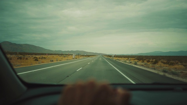 POV汽车在美国西南部行驶:笔直的高速公路和雄伟的户外视频素材