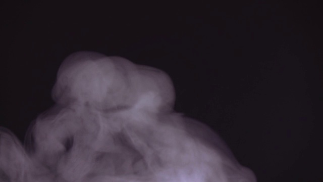 抽象的白色水蒸气在黑色背景视频素材