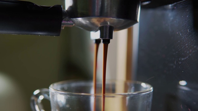煮热咖啡，意式浓缩咖啡或美式咖啡。股票视频。视频素材
