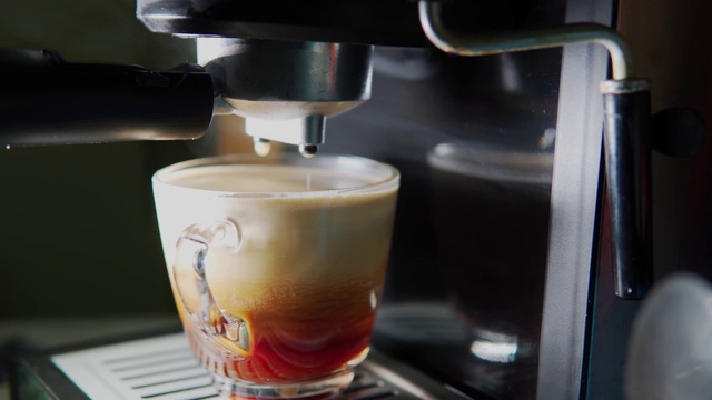 煮热咖啡，意式浓缩咖啡或美式咖啡。股票视频。视频素材