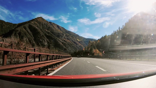时间流逝从汽车的视角在高速公路上通过山区景观在秋天的早晨，奥地利视频素材