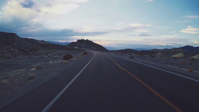 加利福尼亚的暑假:POV车开在死亡谷国家公园的道路上视频素材