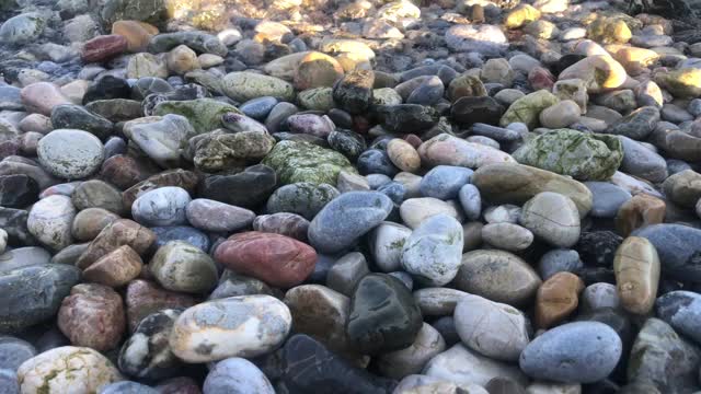 海滩上的石头视频素材